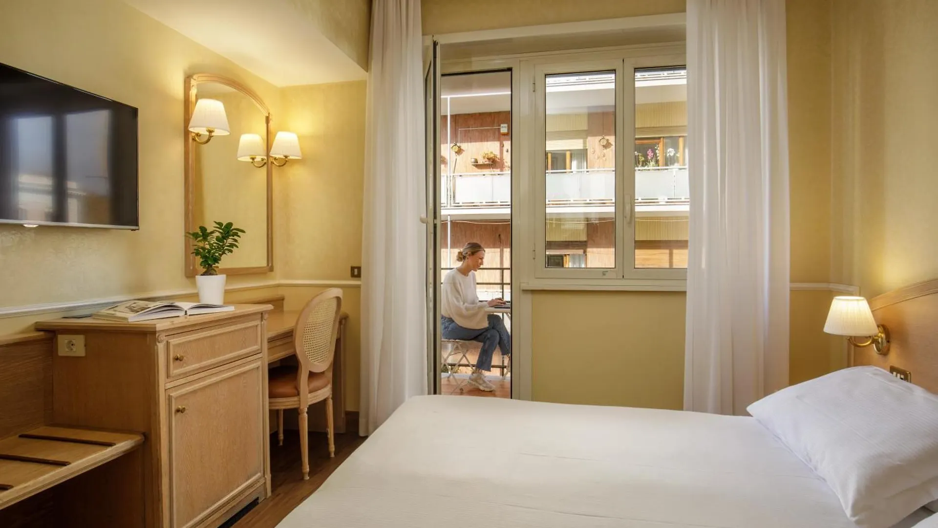 4 Omnia Hotels Close to Piazza Barberini Reviewed